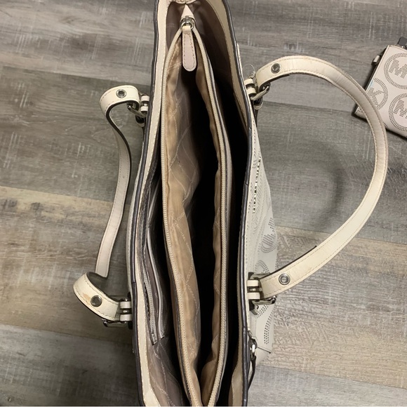 Michael Kors Voyager East West Tote Bag Optic White Die Cut Logo & Wallet - Picture 9 of 14